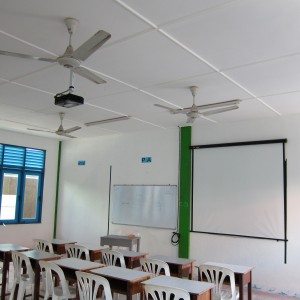 Kamadhoo School Installs multimedia projectors and screens in classrooms